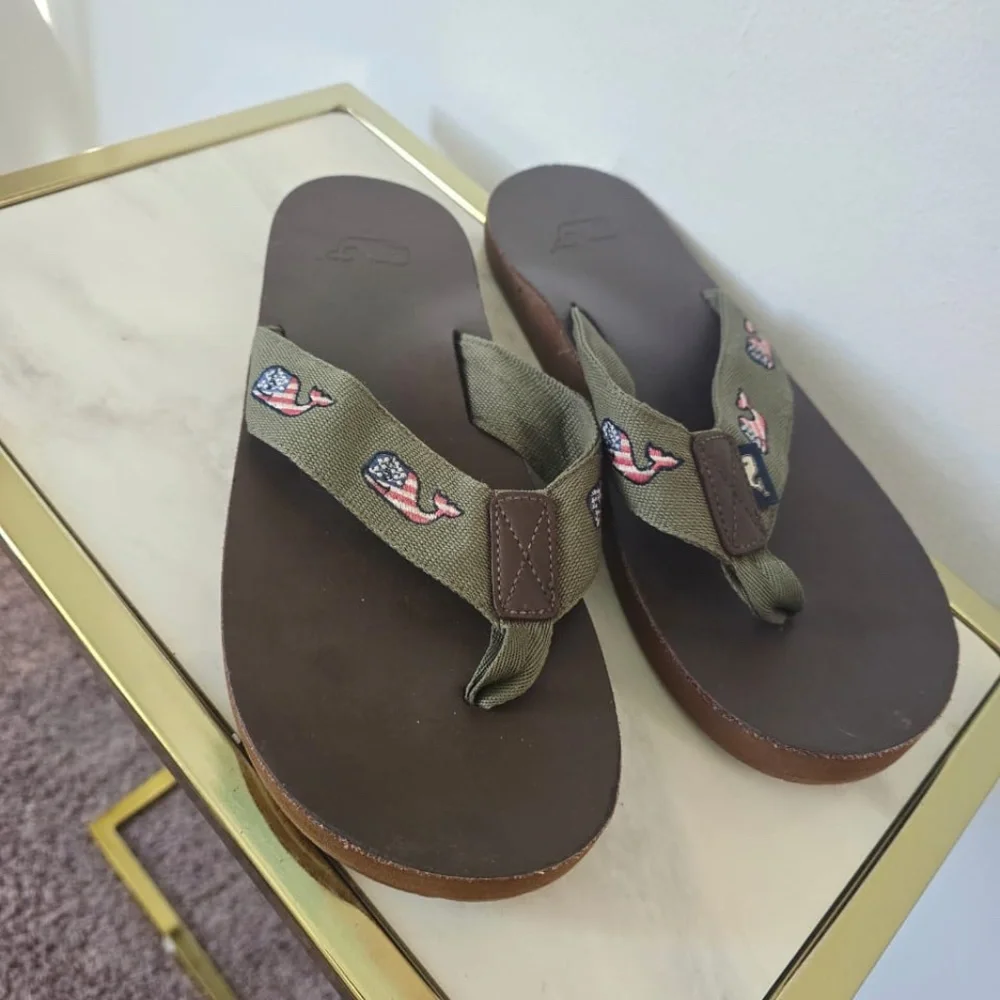 Vineyard Vines Flag Whale Leather Flip Flop Spanish Moss 6 or 9 $68 Auth. Size 9
